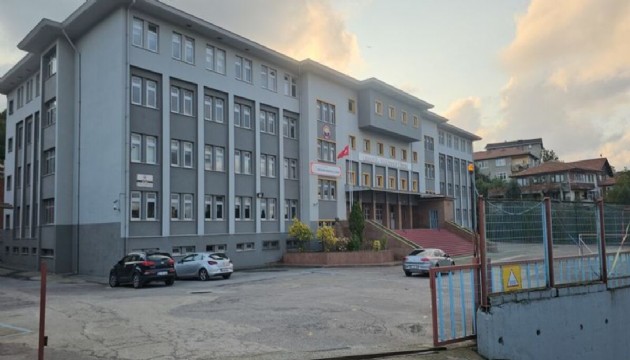 Okul tuvaletinde arkadaşının çenesini kırdı!